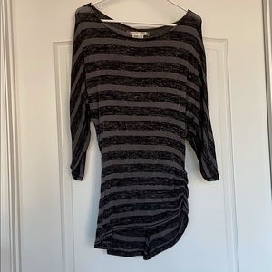 🌷🌼2/$15 Max Studio off the shoulder top🌷🌼